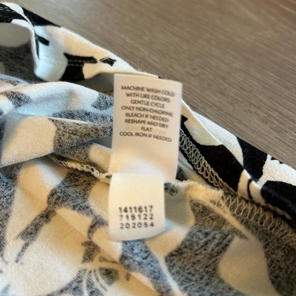 J. Jill Wearever Stretch Top Large Petite Black & White Floral with 3/4 Sleeves. - Picture 7 of 9